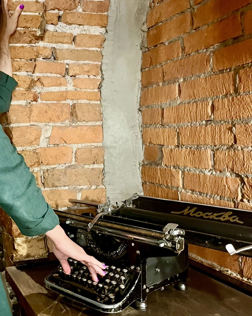 ����� ����