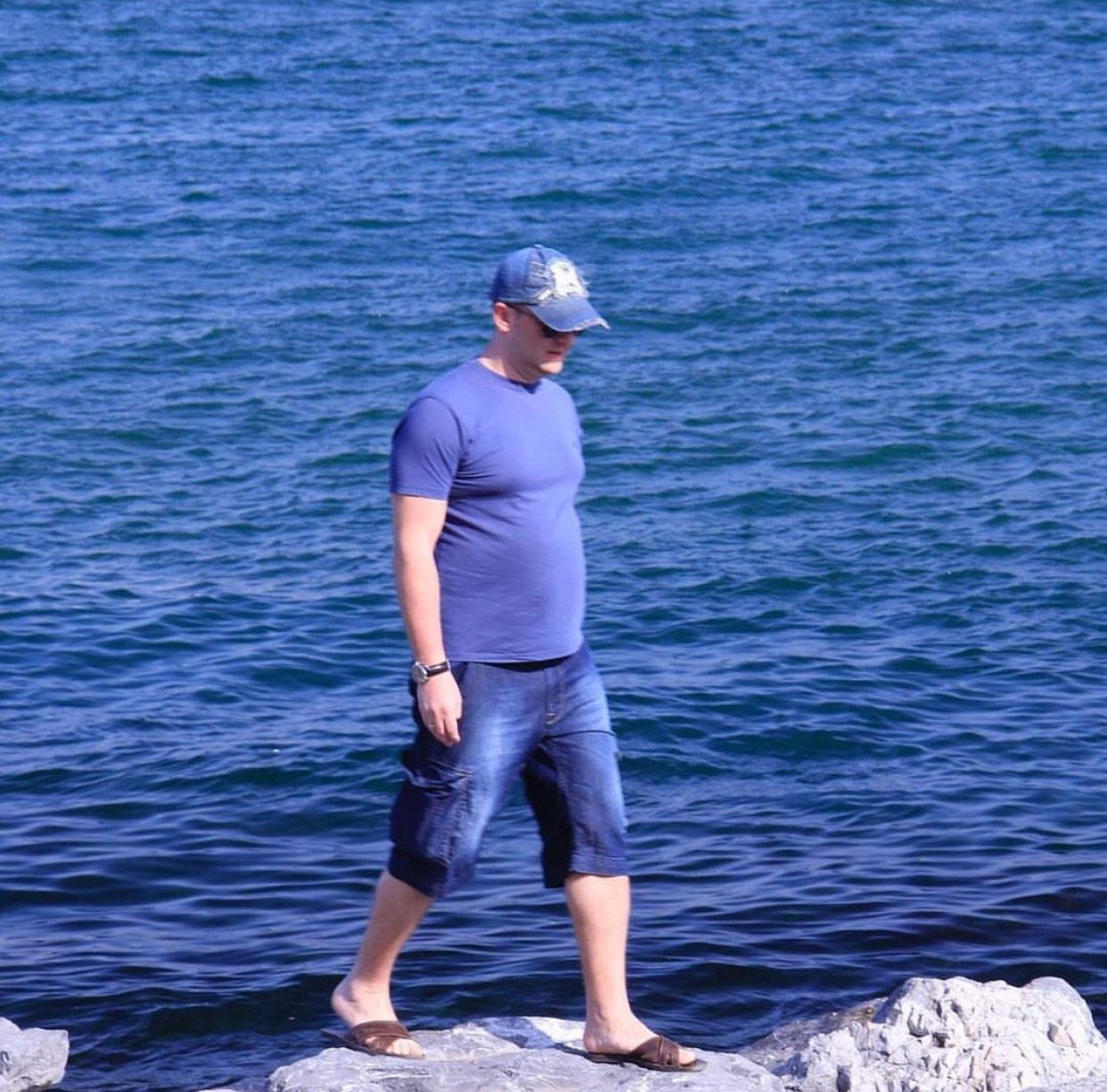 ����� ����