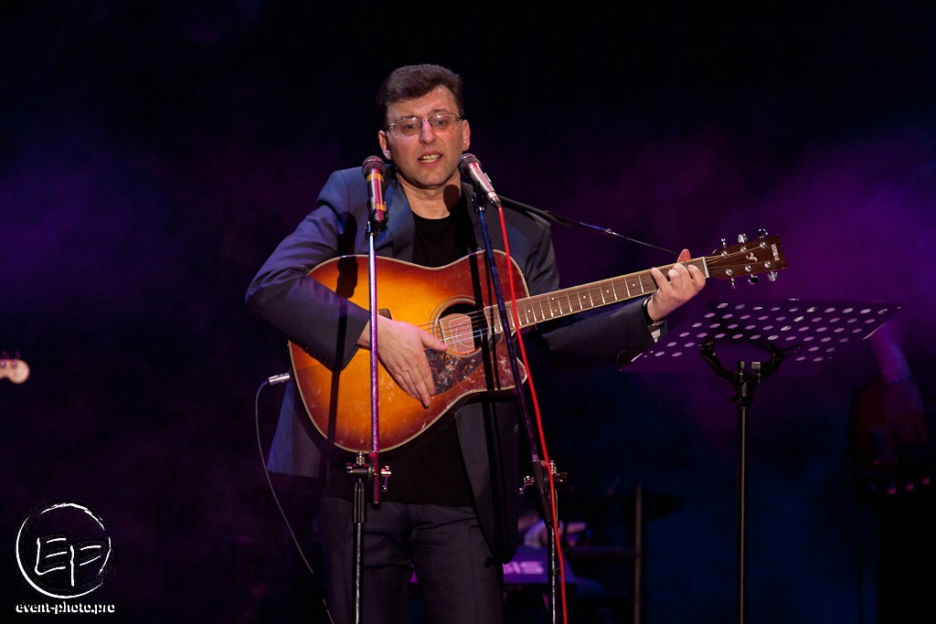 ����� ����