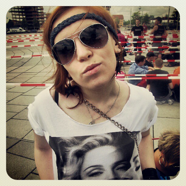 ����� ����