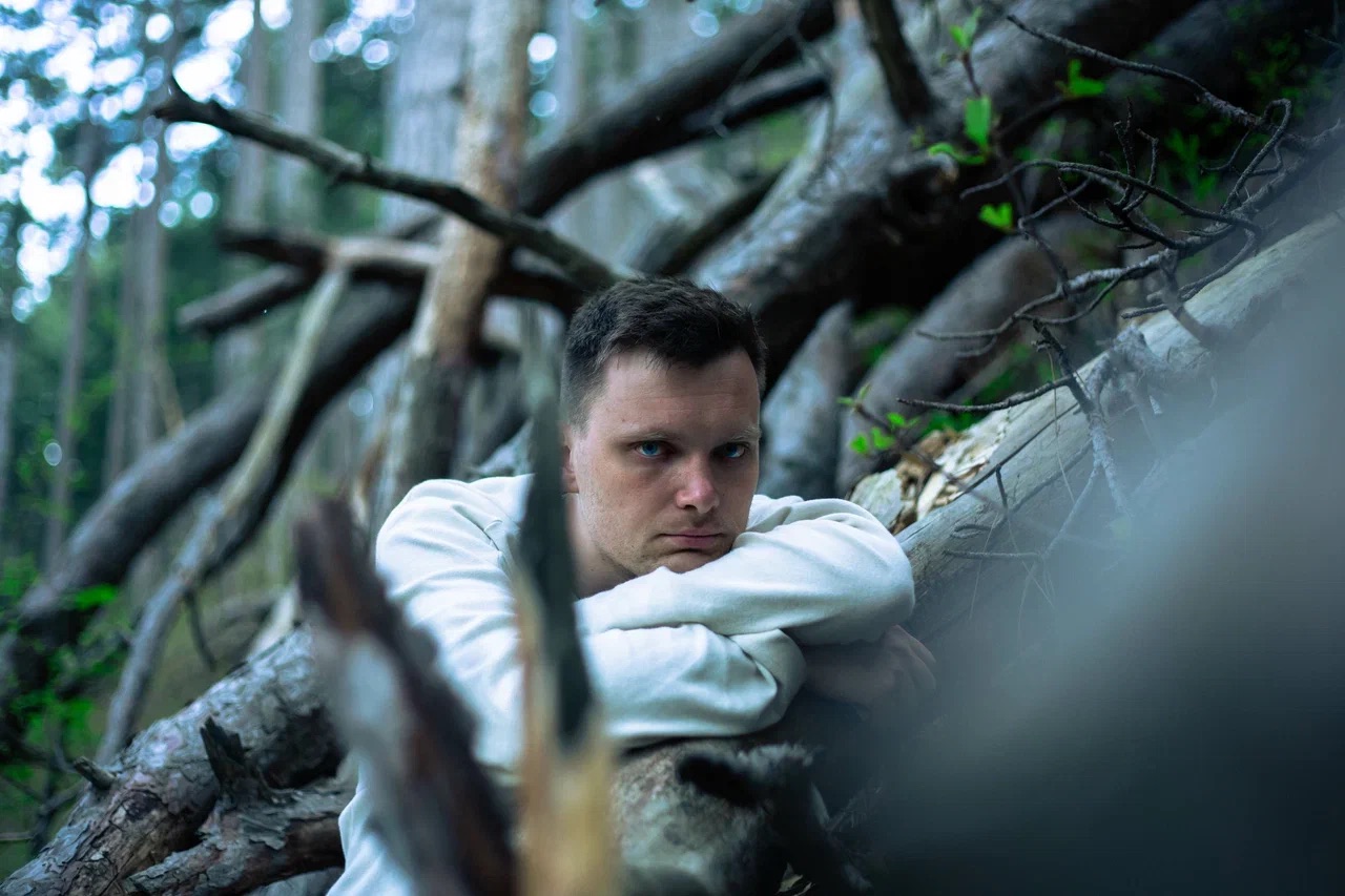 ����� ����