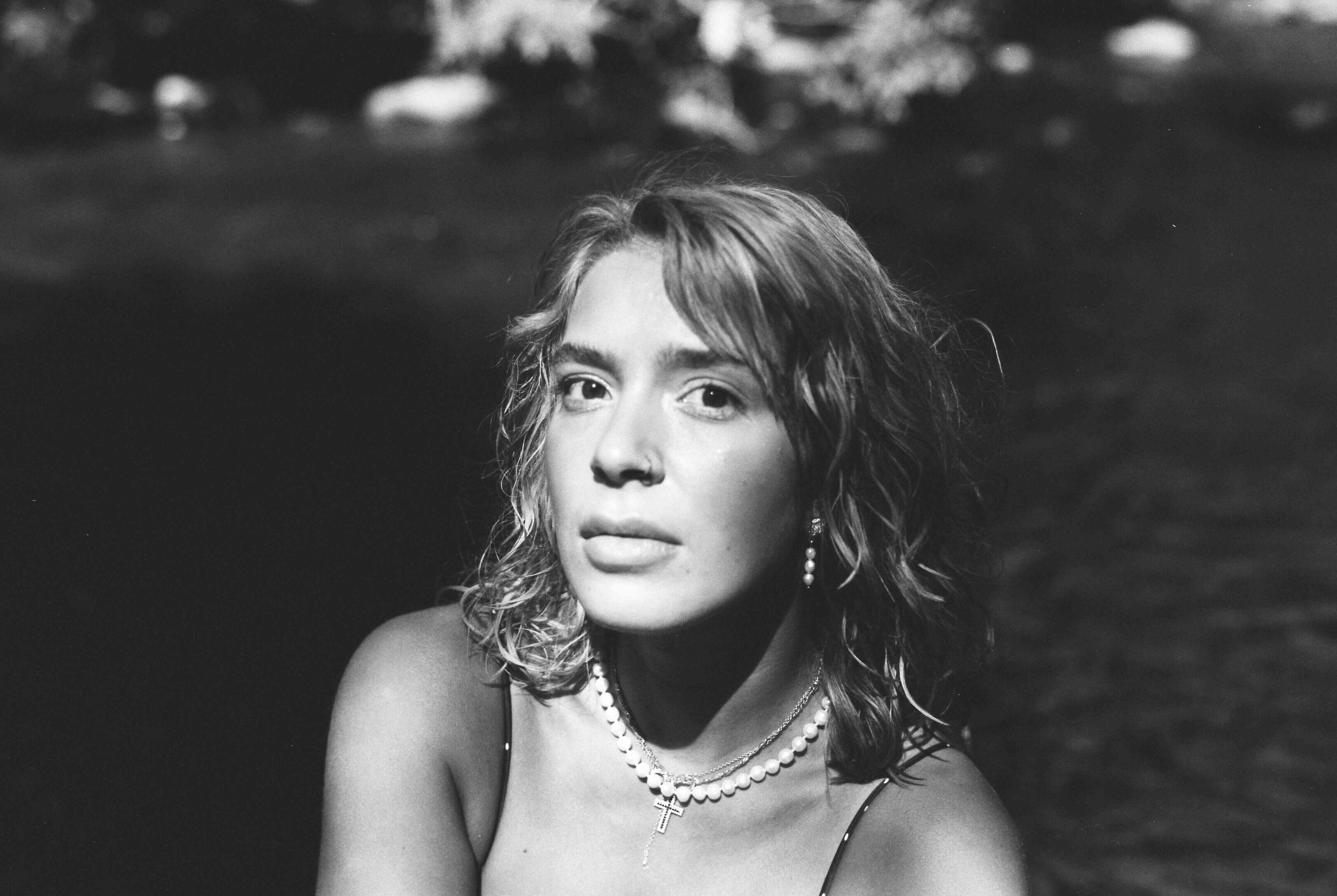 ����� ����