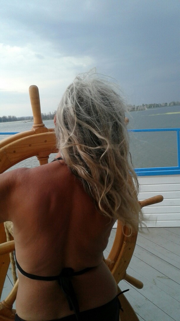 ����� ����