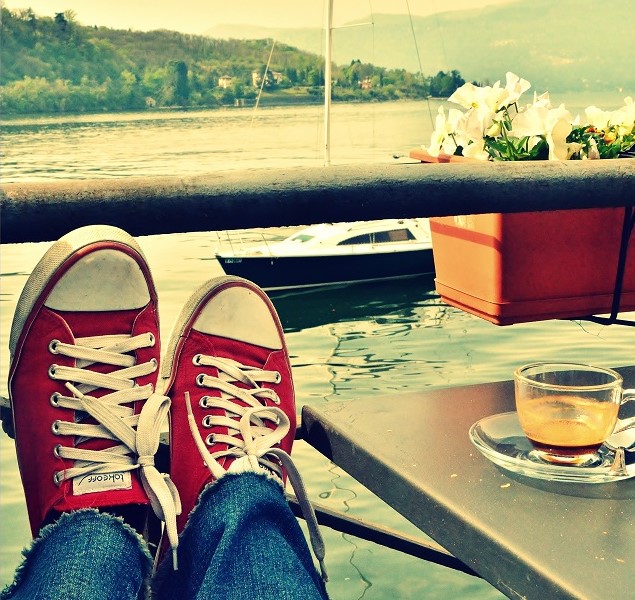 ����� ����