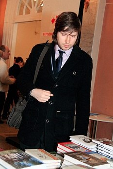 ����� ����