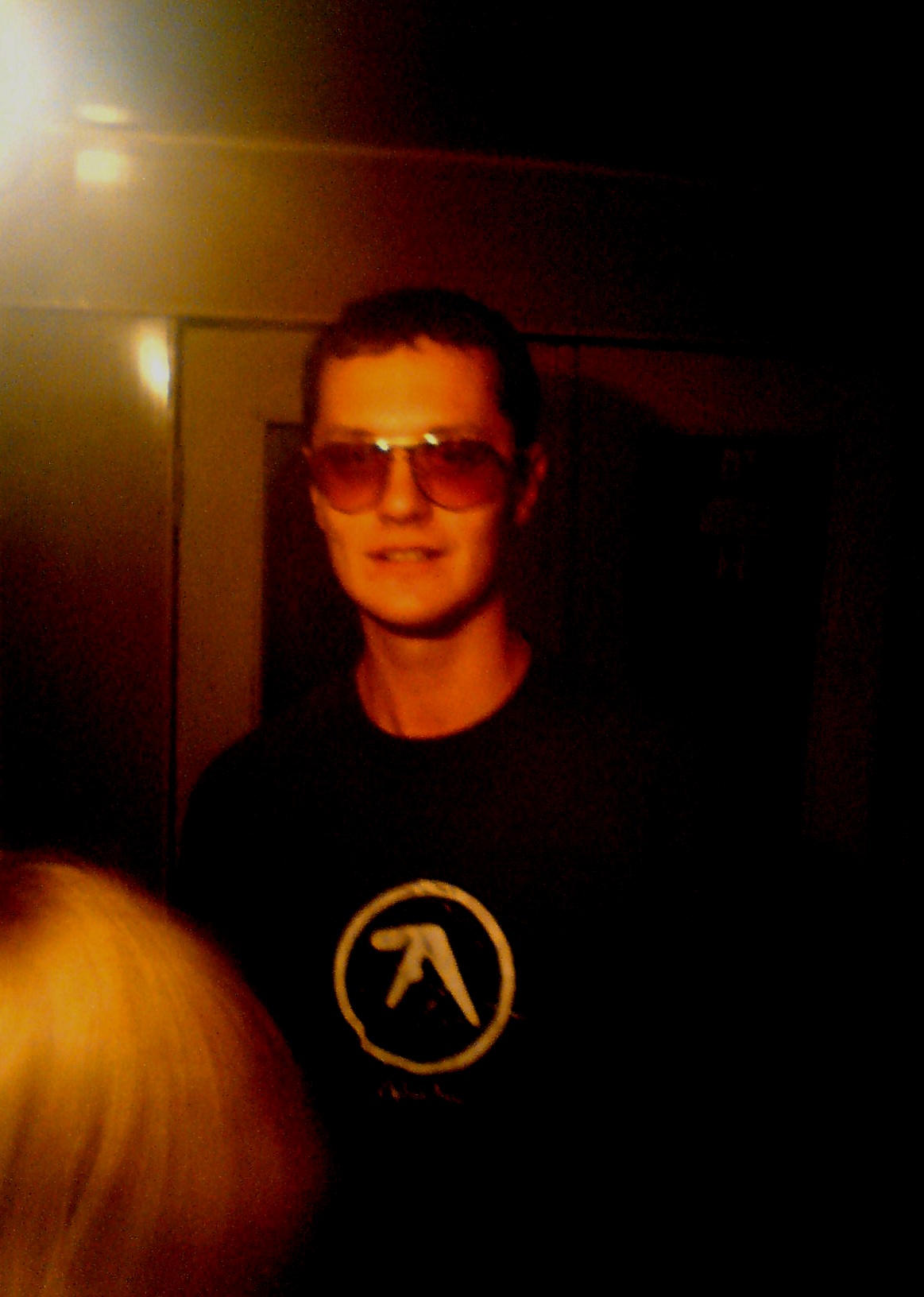 ����� ����