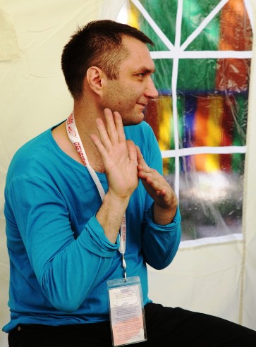 �������