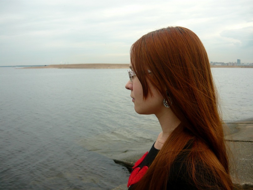 Стоящая у Окна